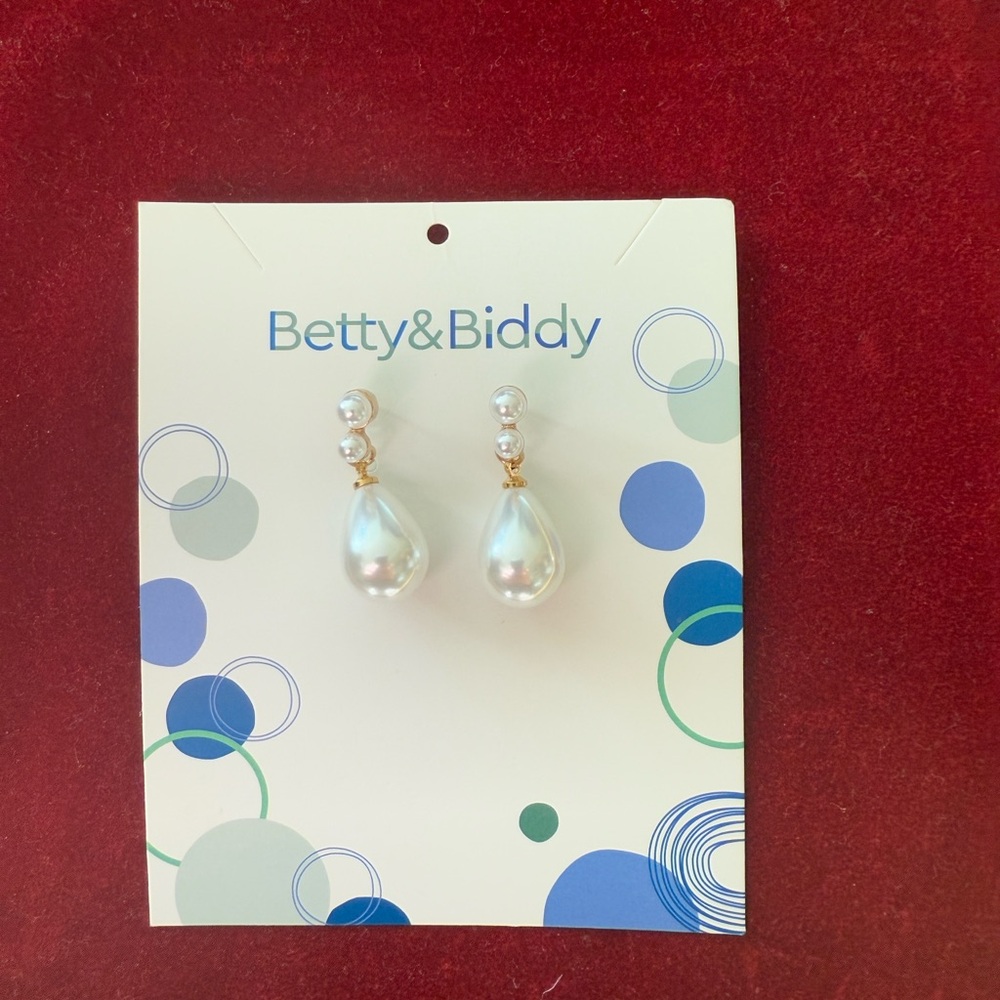 Betty & Biddy Pearl Drop Earrings (NWT) Perfect bridal earrings